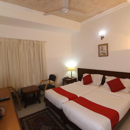 Hotel Palm Greens New Delhi Extérieur photo