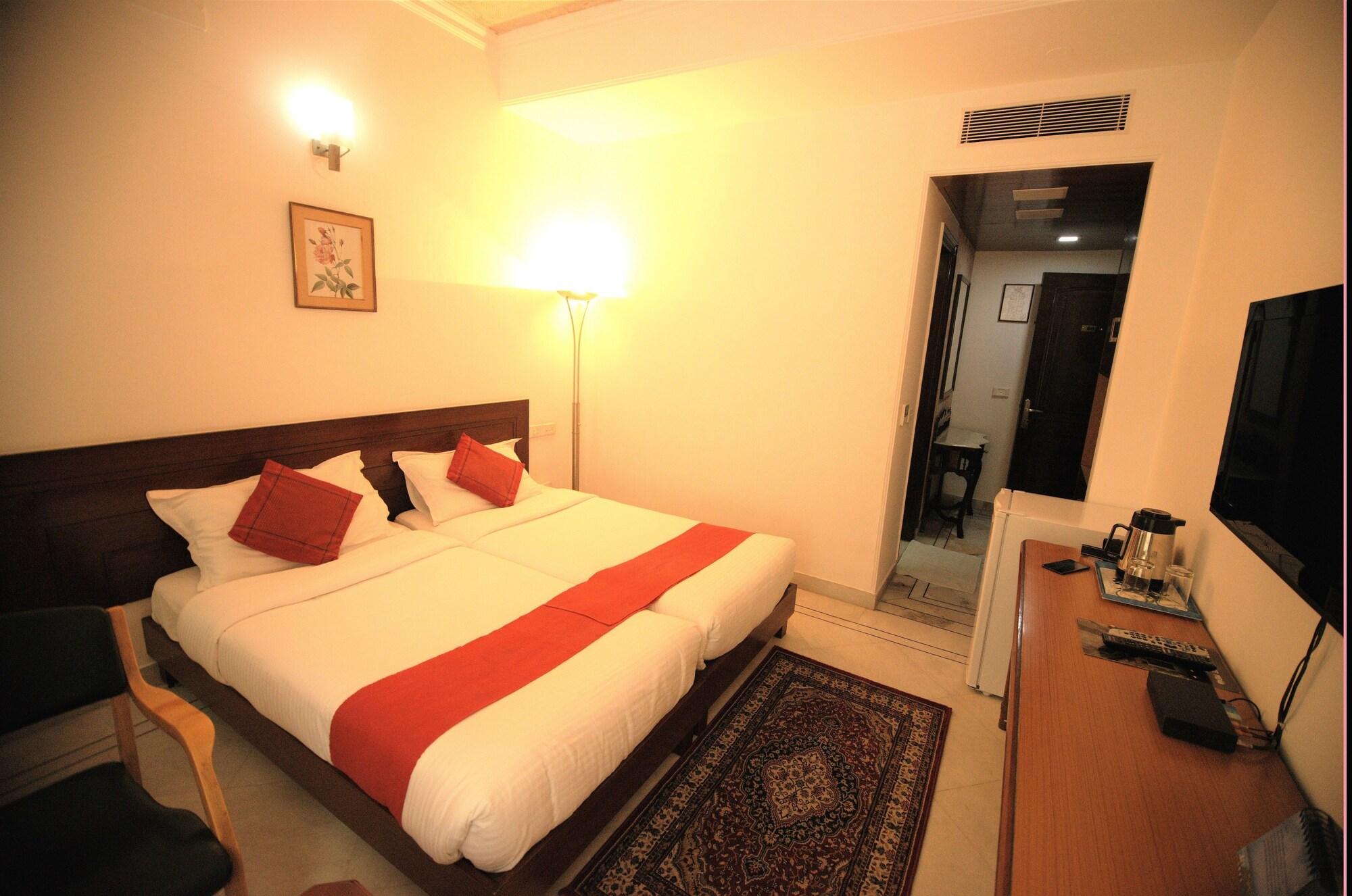 Hotel Palm Greens New Delhi Extérieur photo
