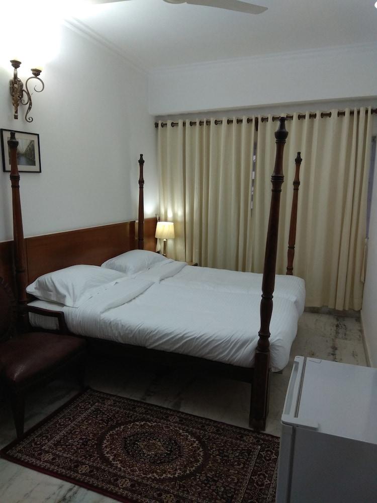 Hotel Palm Greens New Delhi Extérieur photo
