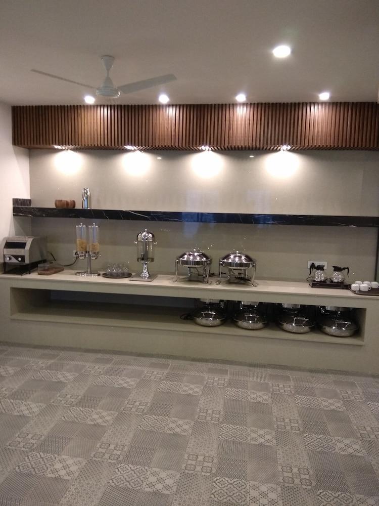 Hotel Palm Greens New Delhi Extérieur photo