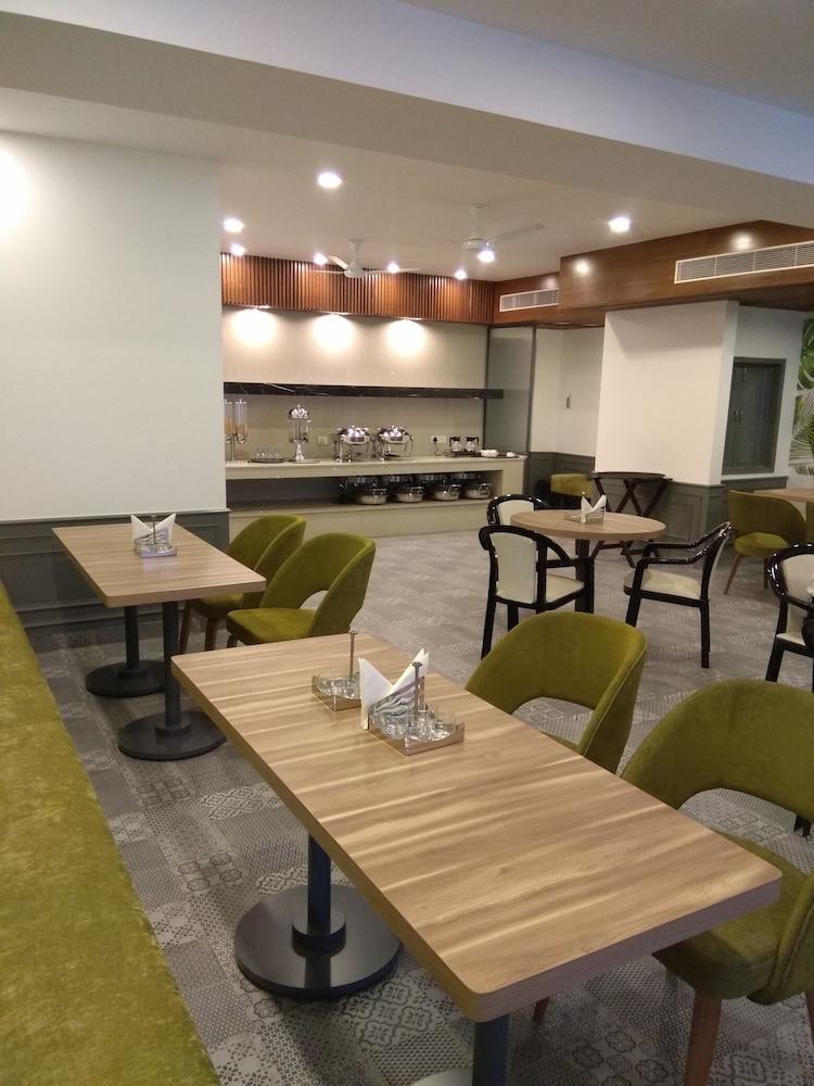 Hotel Palm Greens New Delhi Extérieur photo