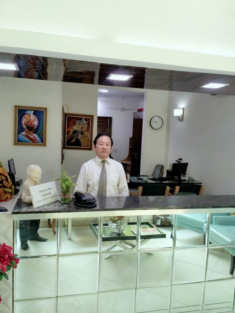 Hotel Palm Greens New Delhi Extérieur photo