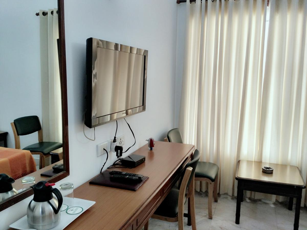 Hotel Palm Greens New Delhi Extérieur photo