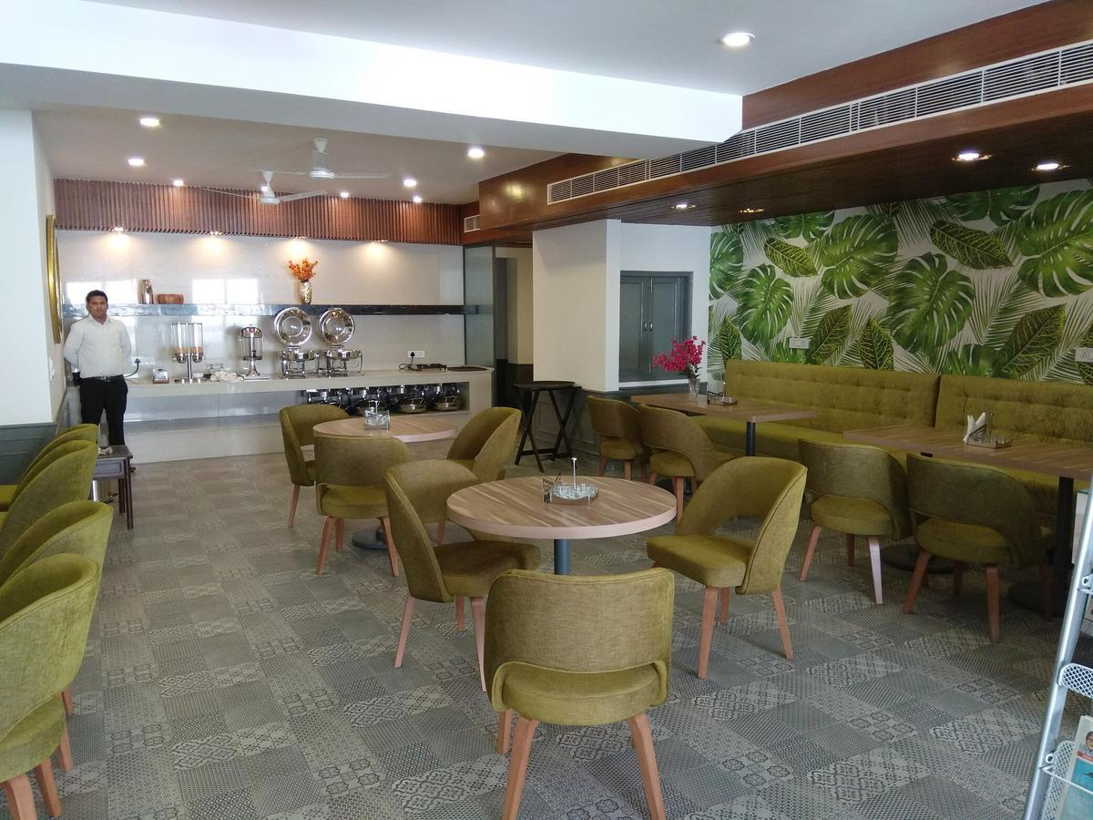 Hotel Palm Greens New Delhi Extérieur photo