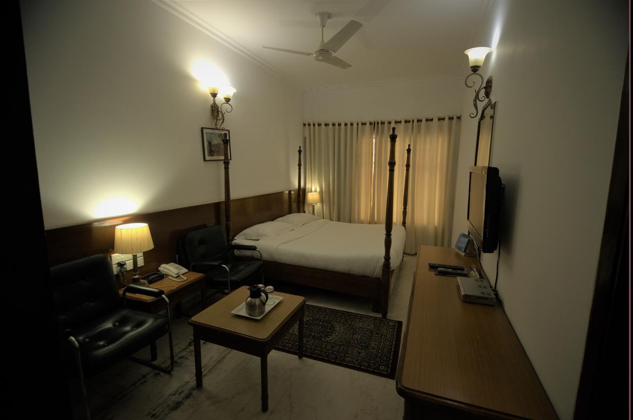 Hotel Palm Greens New Delhi Extérieur photo