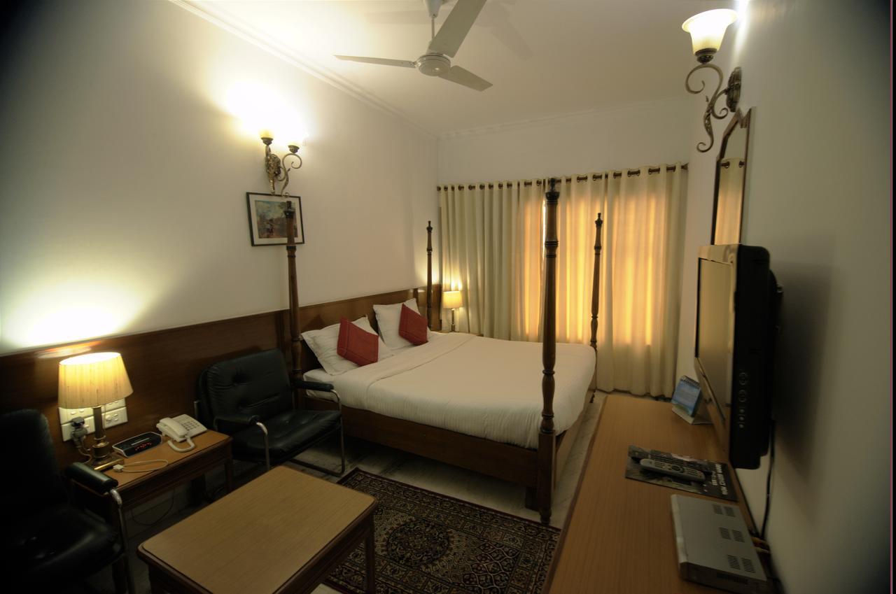Hotel Palm Greens New Delhi Extérieur photo