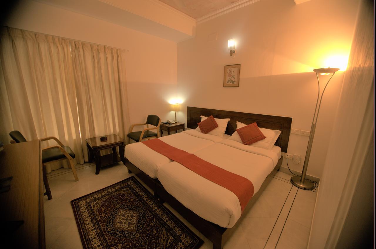 Hotel Palm Greens New Delhi Extérieur photo