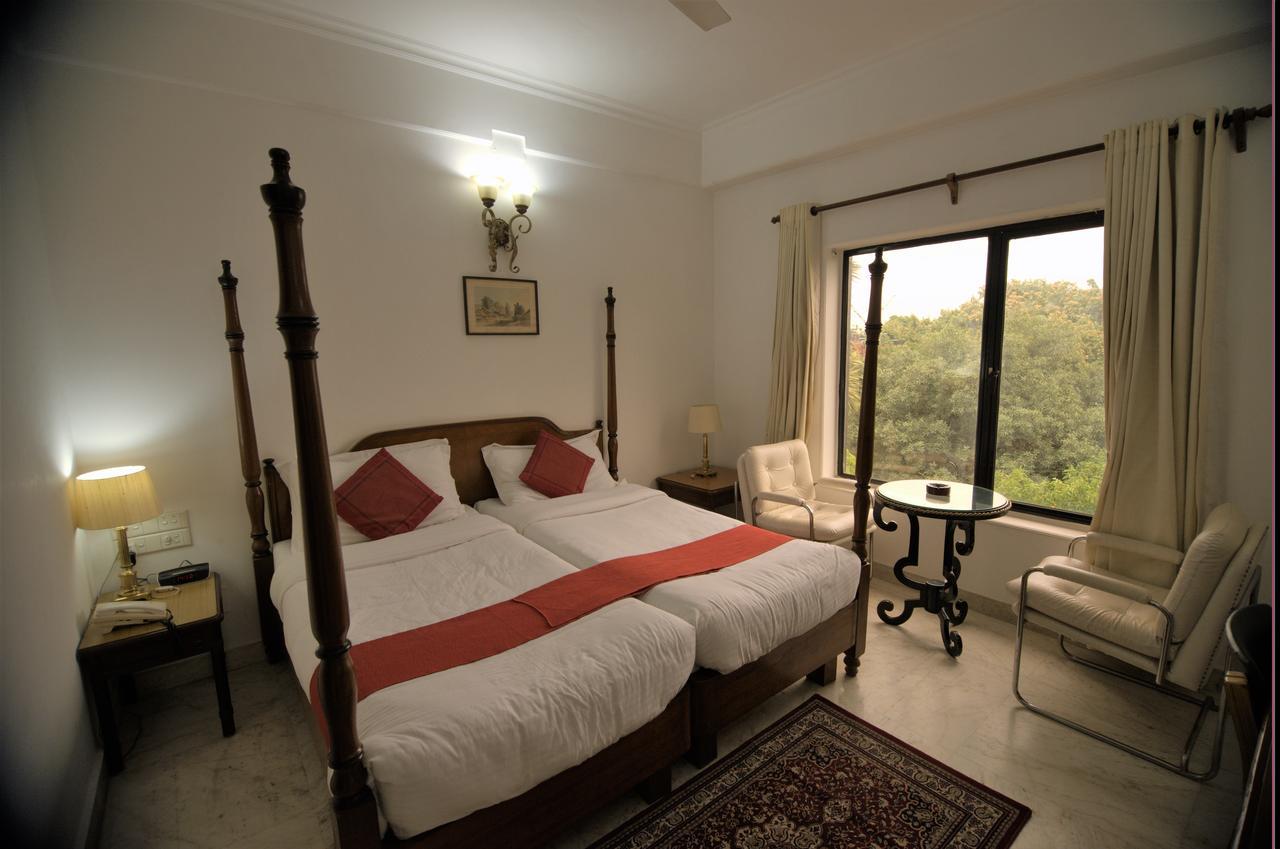 Hotel Palm Greens New Delhi Extérieur photo