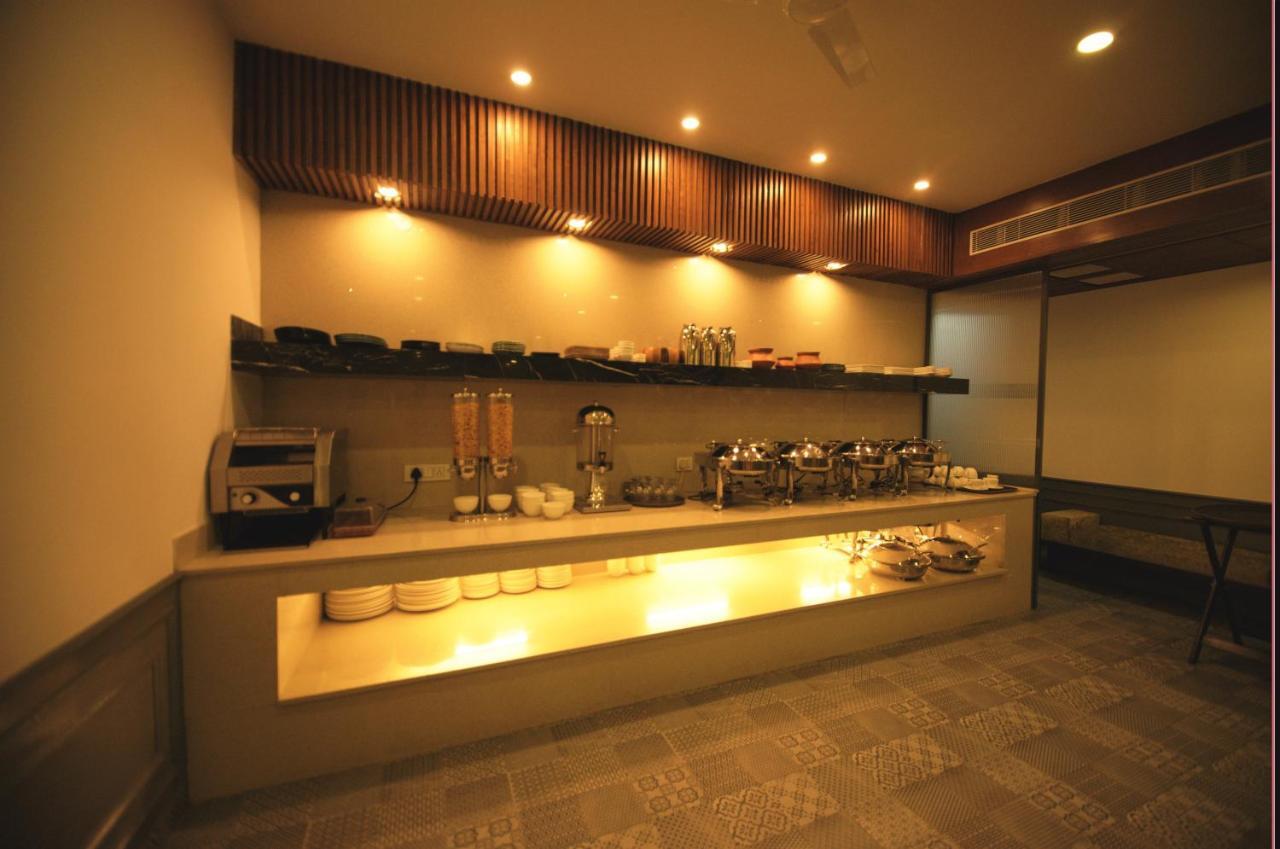 Hotel Palm Greens New Delhi Extérieur photo