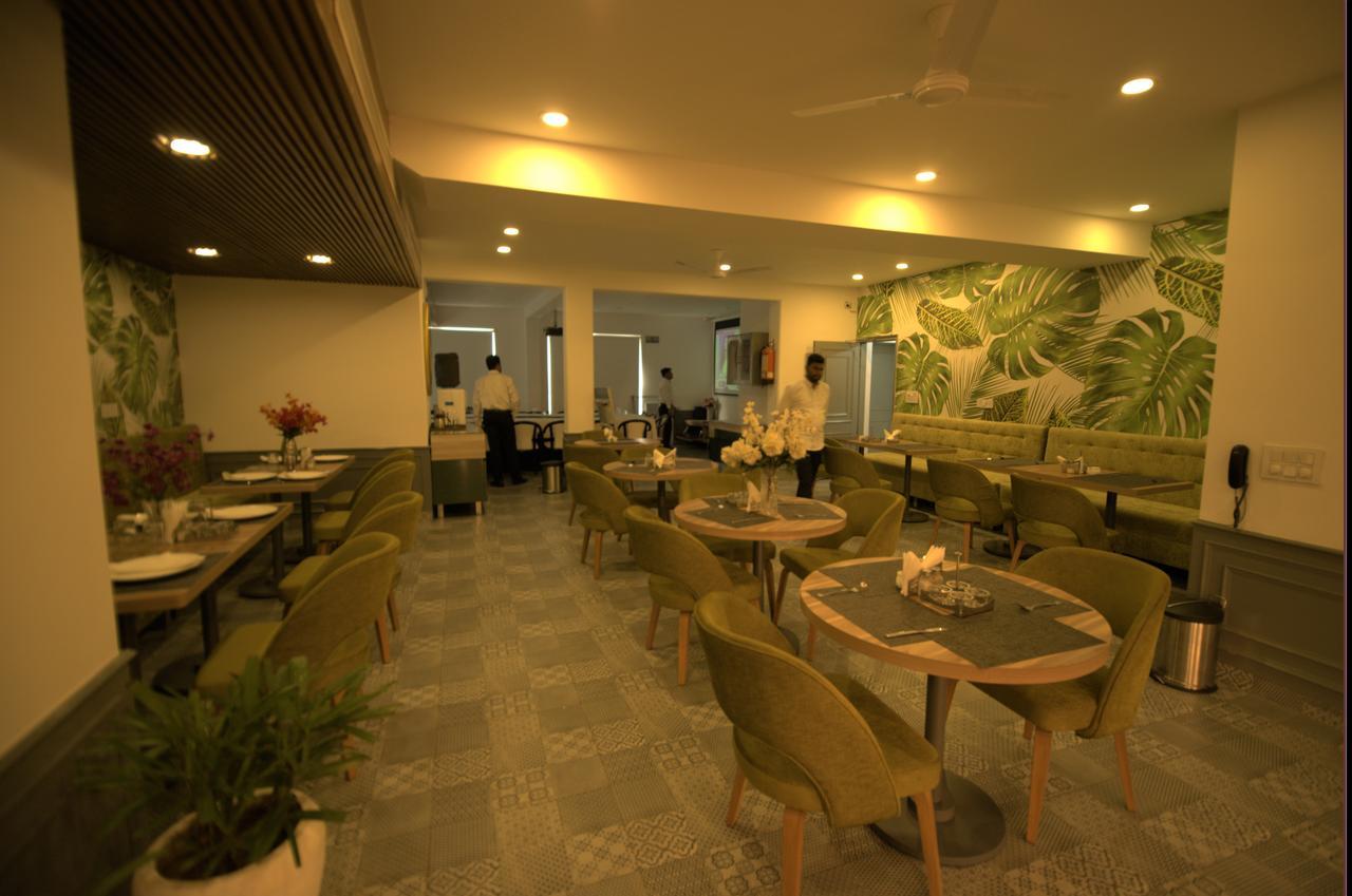 Hotel Palm Greens New Delhi Extérieur photo