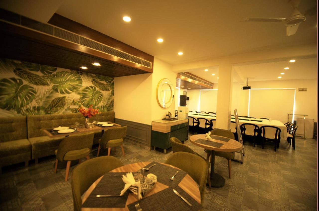 Hotel Palm Greens New Delhi Extérieur photo