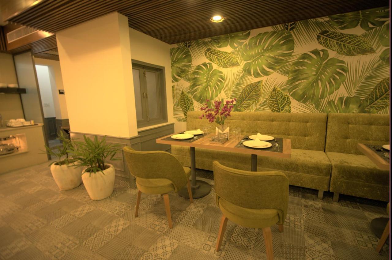 Hotel Palm Greens New Delhi Extérieur photo
