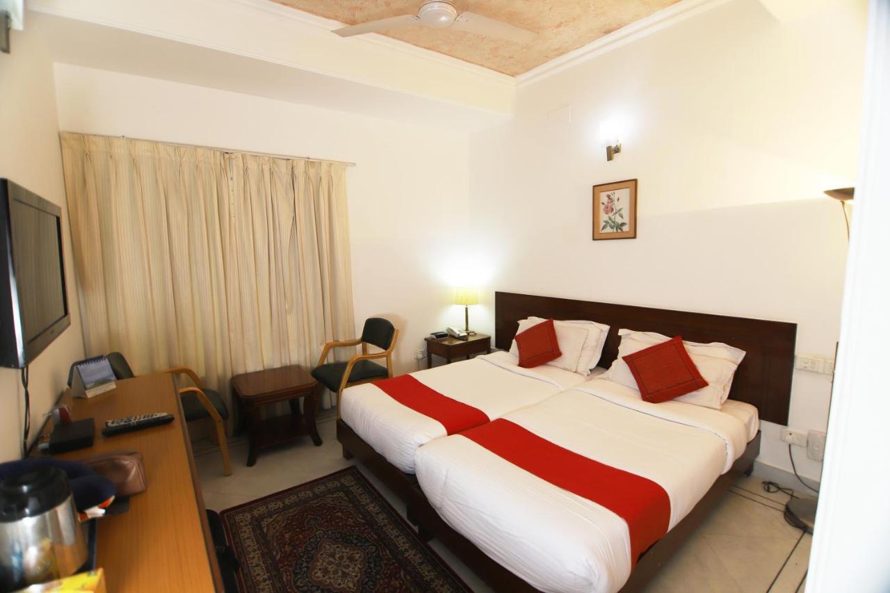 Hotel Palm Greens New Delhi Extérieur photo
