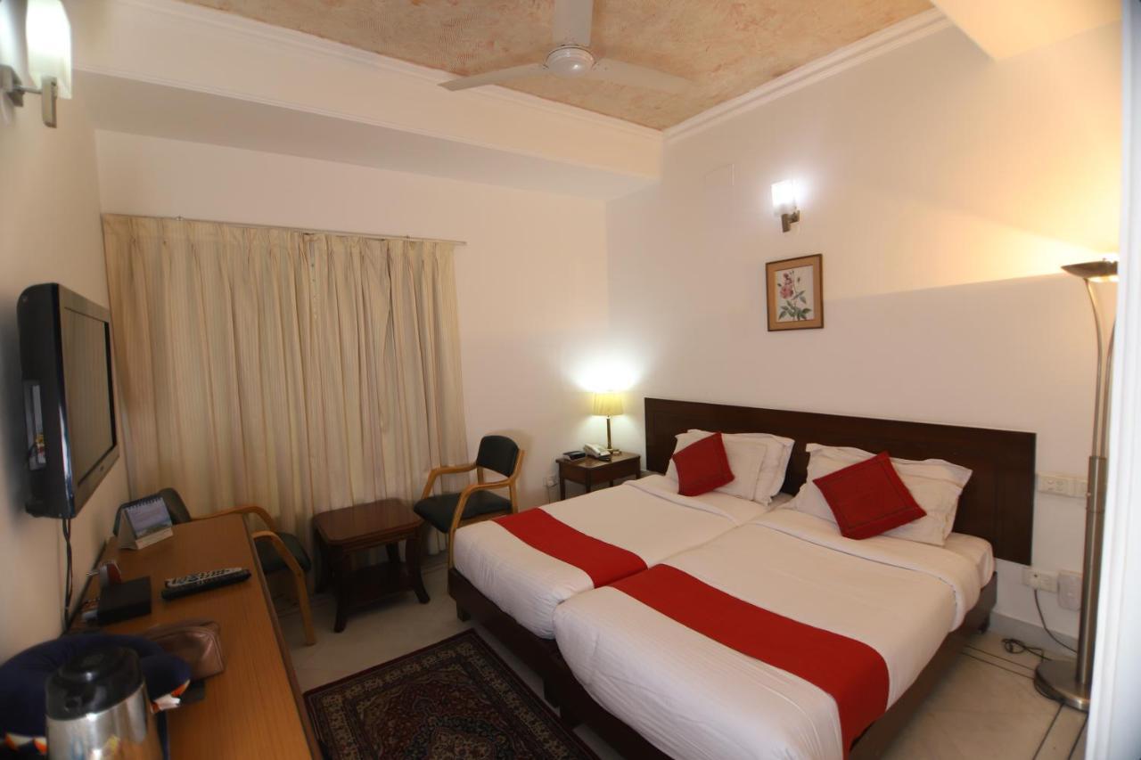 Hotel Palm Greens New Delhi Extérieur photo