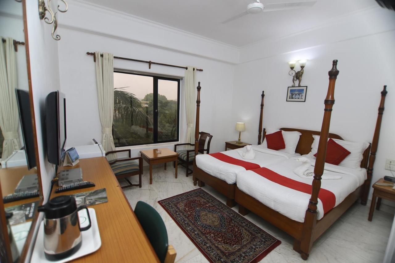Hotel Palm Greens New Delhi Extérieur photo