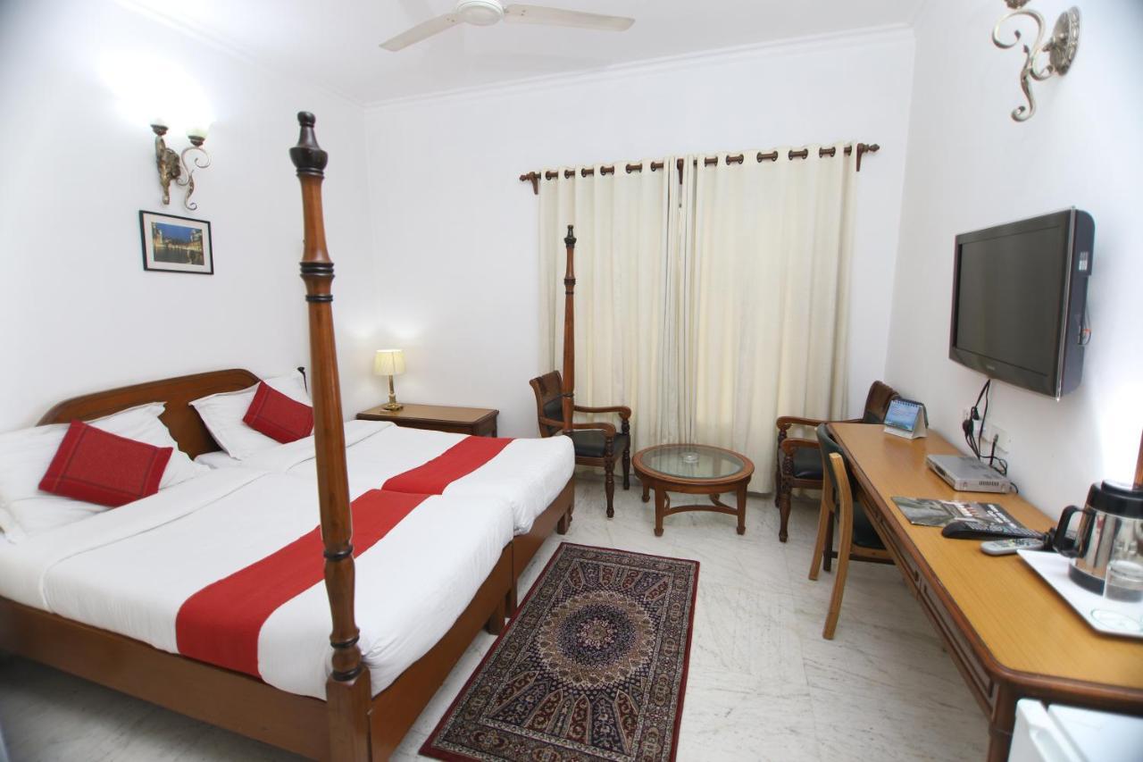 Hotel Palm Greens New Delhi Extérieur photo