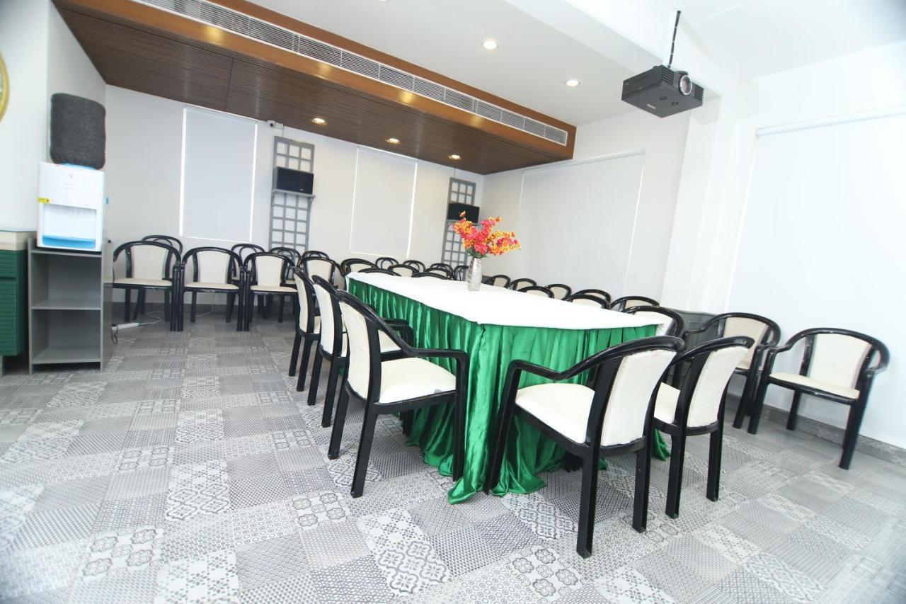 Hotel Palm Greens New Delhi Extérieur photo